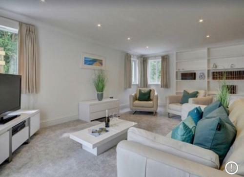 Villa Priory House; Sleeps 6-20