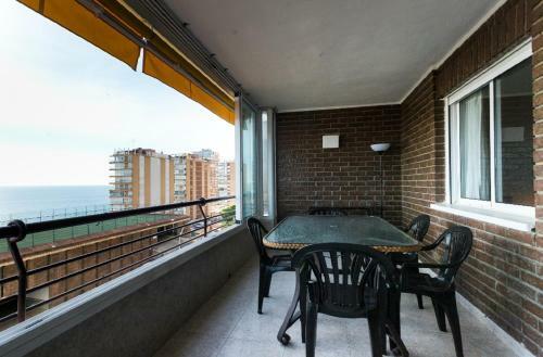Spacious Beachside Apartment With Beautiful Sea Views
