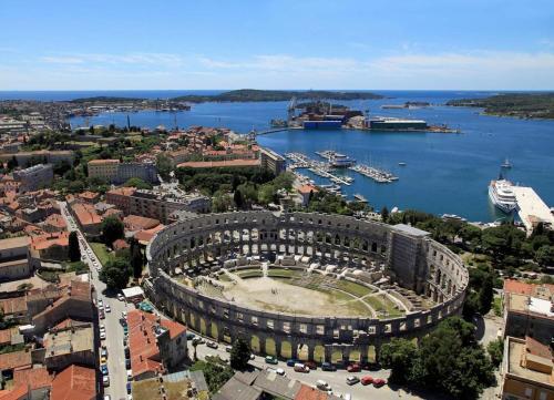 Apartments With A Parking Space Pula - 16053