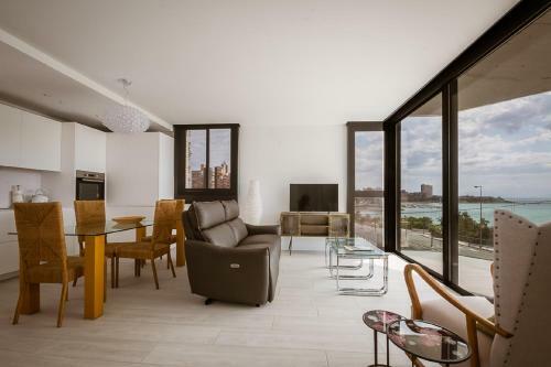 Smart Sea Front Modern Sunny Beach Apartment