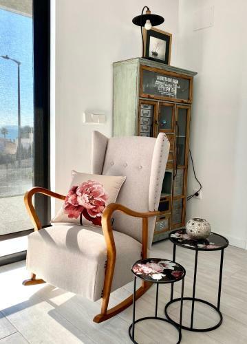 Smart Sea Front Modern Sunny Beach Apartment