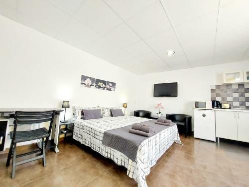 Gloria Host House