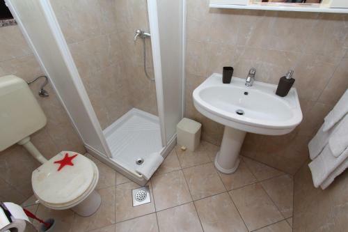 Hostal Rooms And Apartment Lea