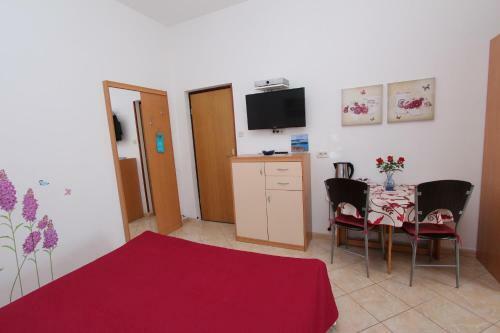 Hostal Rooms And Apartment Lea