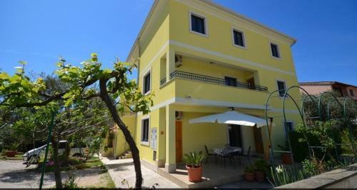 Apartments Adri, Parking In The Yard