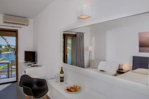 Cape Kanapitsa Hotel & Suites