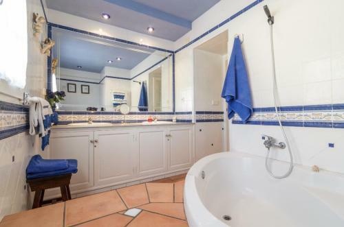 Habitaciones En Casa C�ntrica Con Piscna
