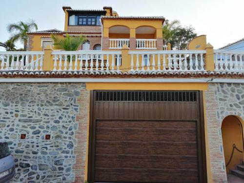 Chalet Con Piscinas Y Vistas de Ensue�o