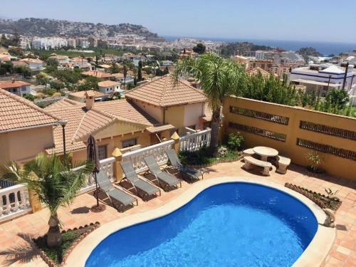 Chalet Con Piscinas Y Vistas de Ensue�o