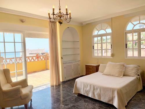 Chalet Con Piscinas Y Vistas de Ensue�o