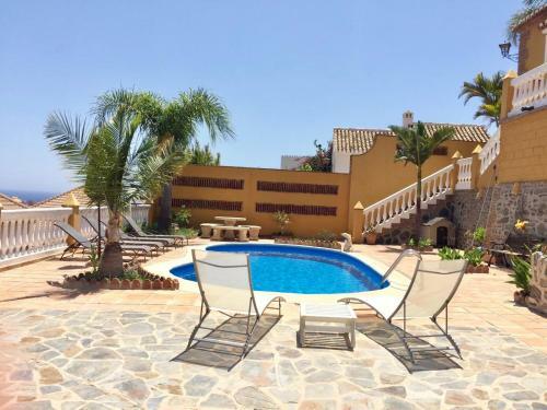 Chalet Con Piscinas Y Vistas de Ensue�o