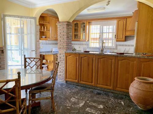 Chalet Con Piscinas Y Vistas de Ensue�o