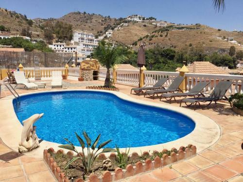 Chalet Con Piscinas Y Vistas de Ensue�o