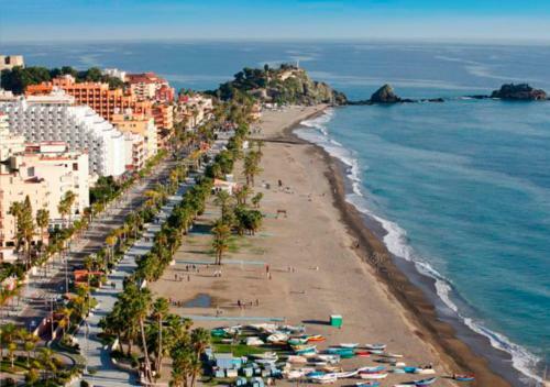 Chalet Con Piscinas Y Vistas de Ensue�o