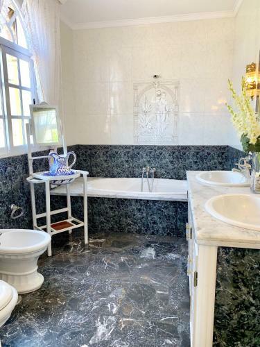 Chalet Con Piscinas Y Vistas de Ensue�o
