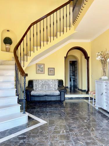 Chalet Con Piscinas Y Vistas de Ensue�o