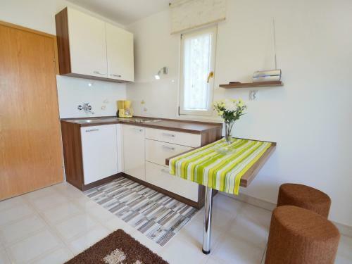 Apartment Omi�alj 1