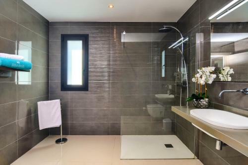 Villa Graham Holiday Rentals - Del Sol