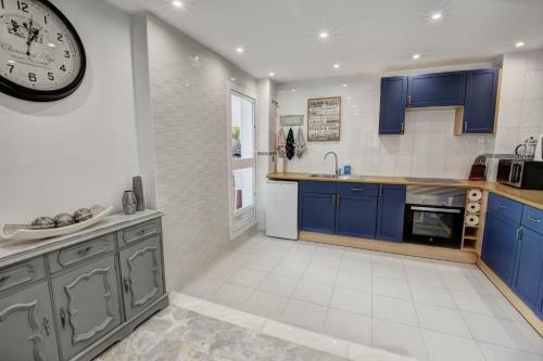 Timon Ii, Luxury 3 Bedroom Beachside Apartment
