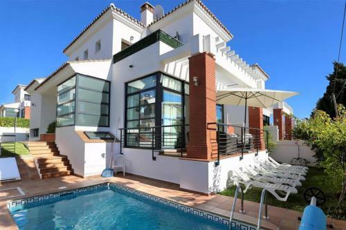 011 Bright And Spacious Villa With Private Pool