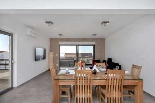 Luxury Apartment Sidro With Beach Parking