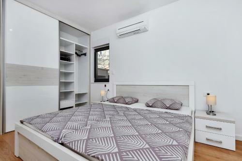 Luxury Apartment Sidro With Beach Parking