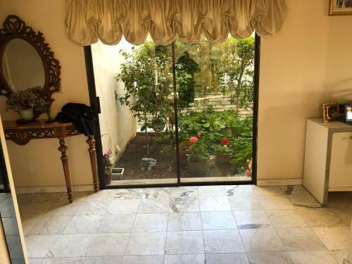 Hollywood Hills Private Room Available