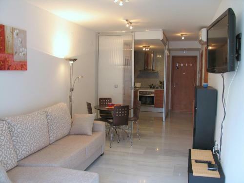 Apartment Elegance Overlooking The Pool