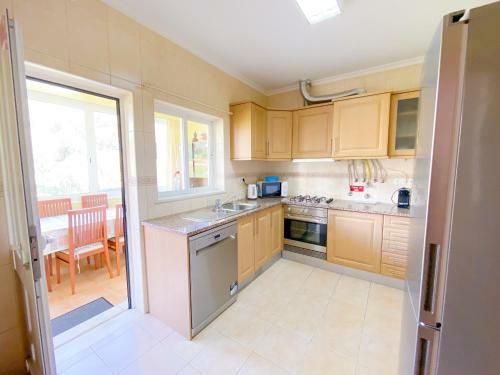 Casa Elena - Villa Espa�osa Junto Ao Supermercado, Centro E Praias