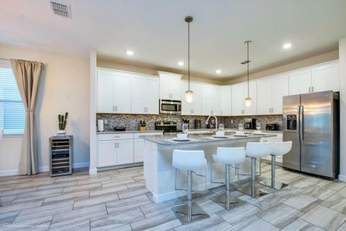 New Luxurious 6 Bedroom Solterra Villa With Pool Villa