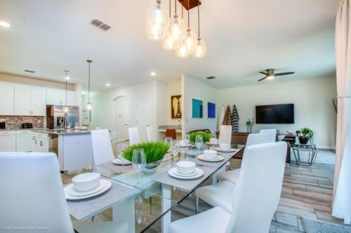 New Luxurious 6 Bedroom Solterra Villa With Pool Villa