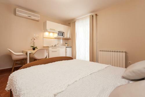 Hostal Apartments Alice