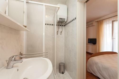 Hostal Apartments Alice