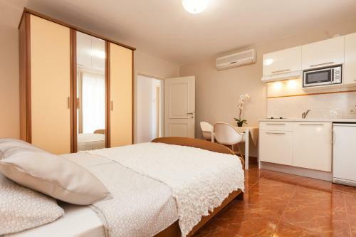 Hostal Apartments Alice