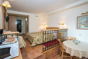 Studio Apartments Laguna Bellevue