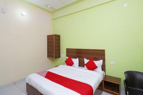 Oyo 29006 Hotel Almond Leaf