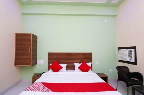 Oyo 29006 Hotel Almond Leaf