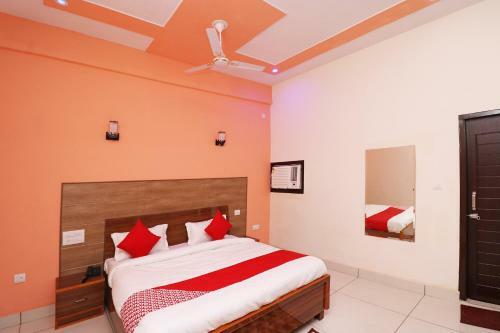 Oyo 29006 Hotel Almond Leaf