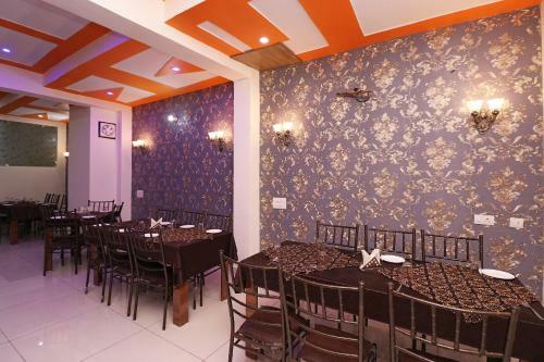 Oyo 29006 Hotel Almond Leaf