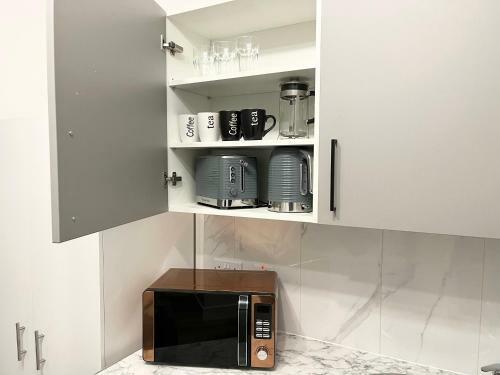 Bright And Modern Studio Apartment W/ Parking