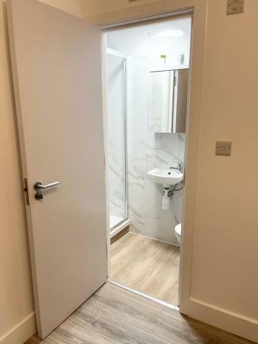 Bright And Modern Studio Apartment W/ Parking