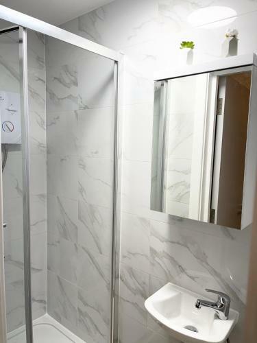 Bright And Modern Studio Apartment W/ Parking