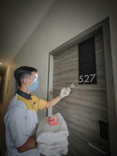 Hotel Front One Budget Abepura