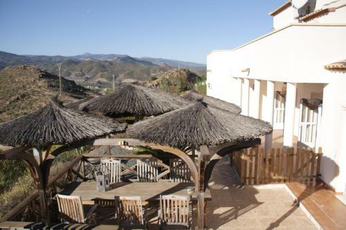 Villa Rosada - Luxurious 3-bedroom Villa With Garden And Pool