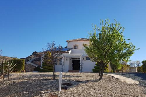 Villa Rosada - Luxurious 3-bedroom Villa With Garden And Pool