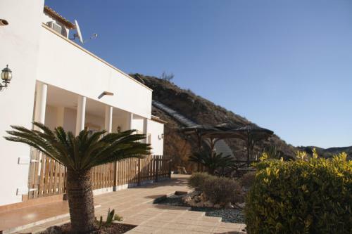 Villa Rosada - Luxurious 3-bedroom Villa With Garden And Pool