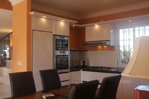Villa Rosada - Luxurious 3-bedroom Villa With Garden And Pool