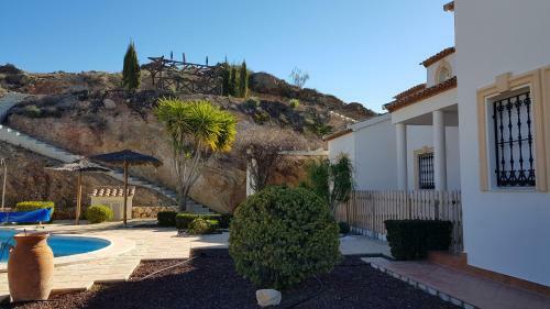 Villa Rosada - Luxurious 3-bedroom Villa With Garden And Pool