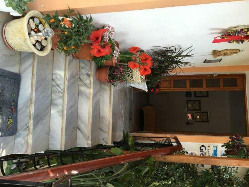 Makis Studios & Apartments