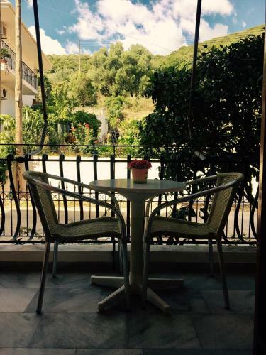 Makis Studios & Apartments